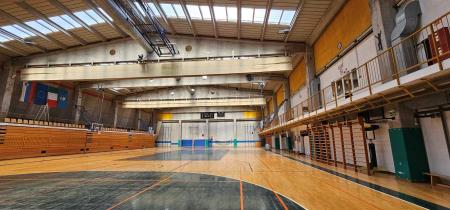 Večnamenska telovadnica v Livadah ima novo kritino.